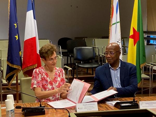 Signature de la convention SaniManioc, G Serville Président de la Collectivité Territoriale de Guyane, Magalie Jannoyer, Directrice Régionale Antilles Guyane du Cirad. © E Klander, Cirad