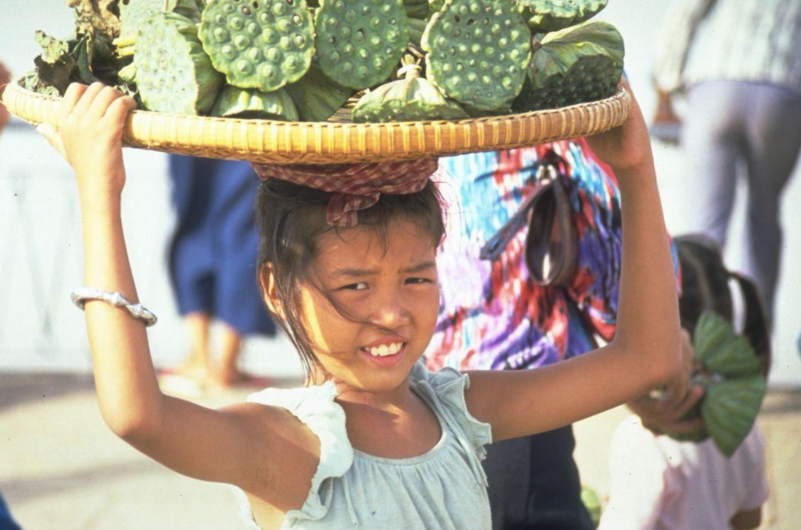 Jeune fille à Phnom Penh au Cambodge vendant les coeurs de fleurs de lotus.© G. Trébuil, Cirad