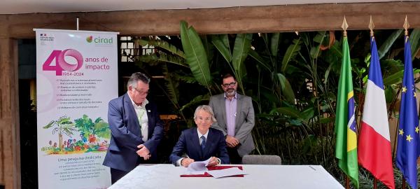 Cérémonie de signature de l'accord Cirad-Suzano en présence de Pierre Marraccini, Cirad, SEMA Emmanuel Lenain et Giordano Automare, Suzano © Karima Yadel, Ambassade de France