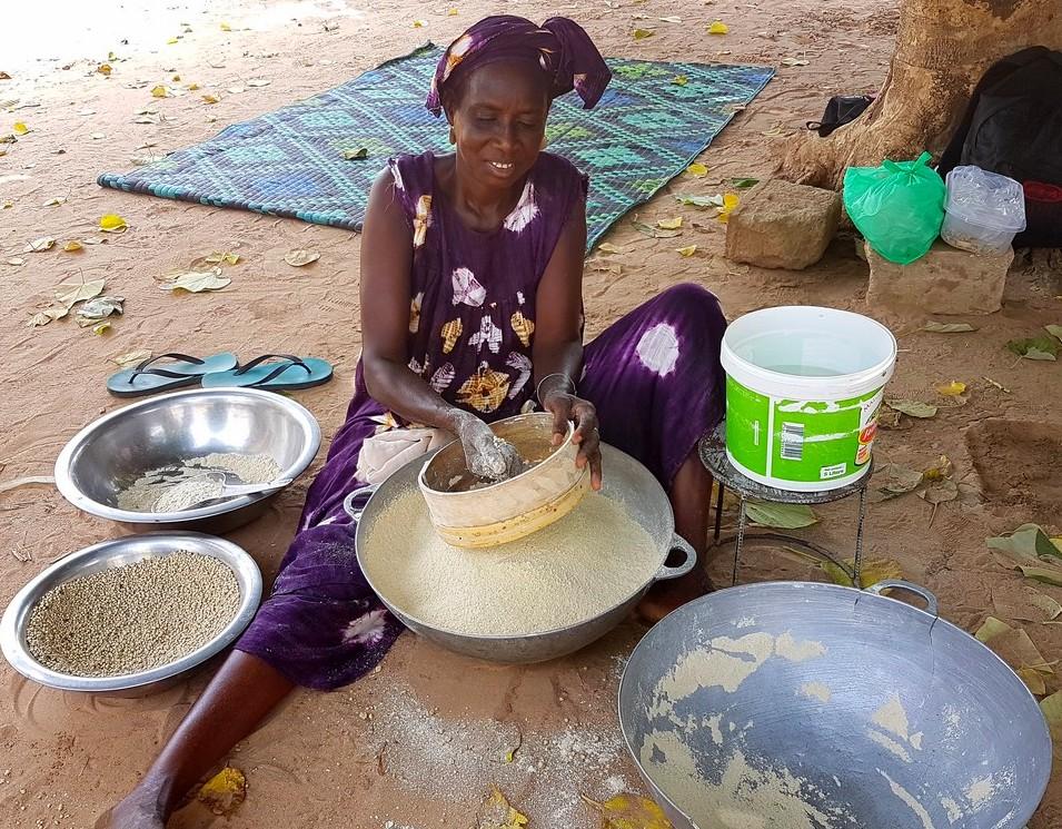 Making millet meal in Senegal © CIRAD, C. Dangléant