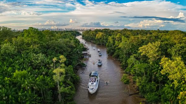 Déplacement en bateau jusqu’à l’entreprise de production de cacao Filha de Combu sur l’ile de Combu, Belém-PA© Rubens Gallerani Filho / Audiovisual / PR BRe