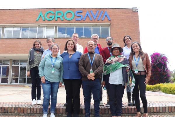 Chercheurs du Cirad et d’AGROSAVIA de la mission AUSCAR sur le site AGROSAVIA de Tibaitatá. © Cirad