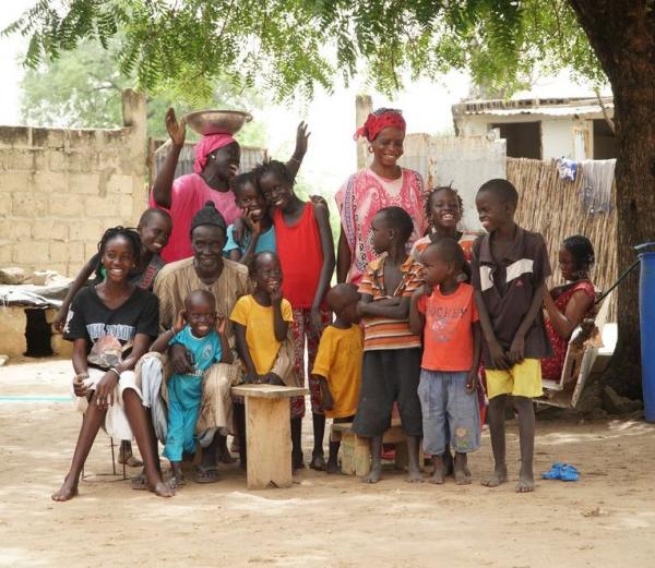 Chef du village de Ndiadiane, cultivateur de mil, d’arachide et de niébé en agroforesterie, et sa famille. © V. Bonneaud, Cirad