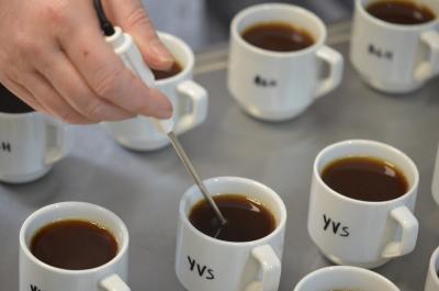 Au laboratoire d'analyses sensorielles du Cirad à Montpellier, une dégustation de café inédite s'est déroulée le 10 décembre 2020. La dégustation a été effectuée à l’aveugle et a suivi un protocole strict. © D. Mieulet, Cirad