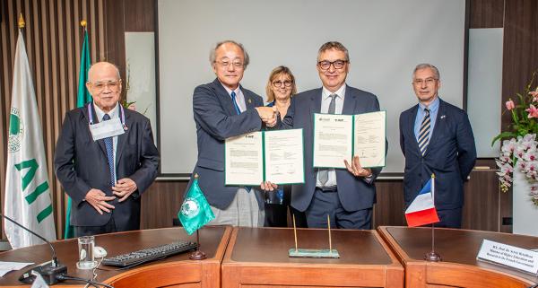 Signature du MoU Cirad - AIT par Dr François Roger, CIRAD, et le Président Yamamoto, AIT, en présence de S.E. Prof. Dr. Sylvie Retailleau, Ministre française de l'Enseignement supérieur, de la Recherche et de l'Innovation et S.E. M. Jean-Claude Poimboeuf