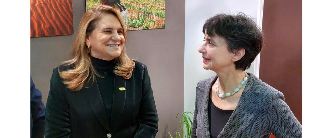 Silvia Massruhá, présidente de l’Embrapa (Entreprise brésilienne de recherche agronomique) et Élisabeth Claverie de Saint Martin, PDG du Cirad lors du Salon international de l’Agriculture de Paris en février 2024. © Cirad