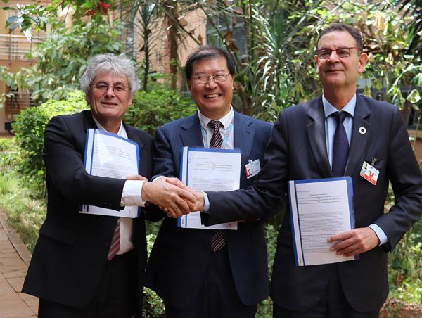 Michel Eddi, PDG du Cirad, Jian Liu, chercheur en chef et Directeur de la division des Sciences du PNUE, Jean-Paul Moatti, PDG de l’IRD, lors de la signature de l’accord-cadre à Nairobi. © IRD/Cécile Bégard