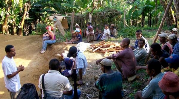 Réunion entre agriculteurs et opérateurs d'un projet d'hydro-électricité afin de monter un dispositif de paiement pour service environnemental - Madagascar © Cirad, G. Serpantié