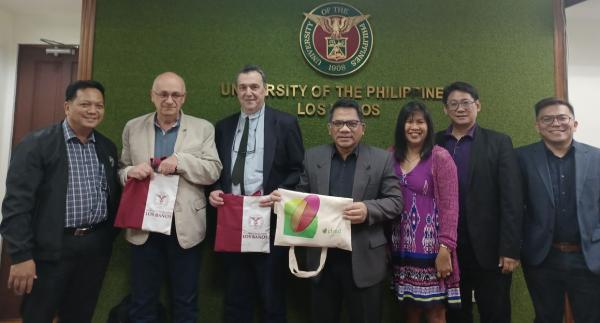 CIRAD mission welcomed by the Dean of the University of the Philippines Los Baños. © Fernando O. Paras