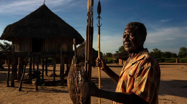 Chasseur dans la Zone de conservation transfrontalière du Kavango-Zambèze (KaZa) © Brent Stirton-Getty Images for FAO, CIFOR, CIRAD, WCS