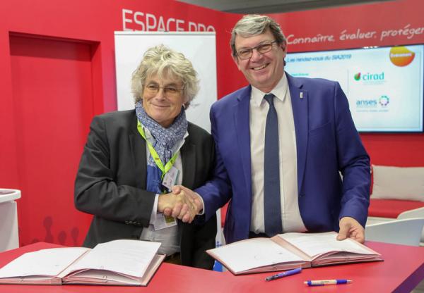 A l’occasion du Salon International de l’Agriculture, Roger Genet, directeur général de l’Anses, et Michel Eddi, président-directeur général du Cirad, ont signé le 26 février 2019, une convention cadre de partenariat pour une durée de cinq ans. @ Anses