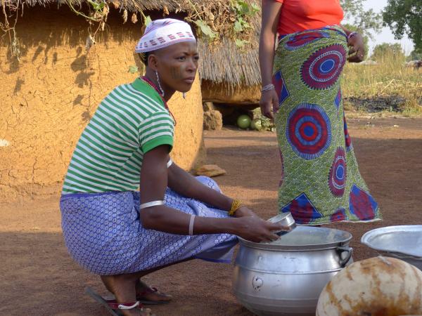 Fabrication du Wagashi, un fromage frais obtenu par caillage acide, une source de revenus importante pour ces Peuls au Nord-Bénin © G. Duteurtre, Cirad