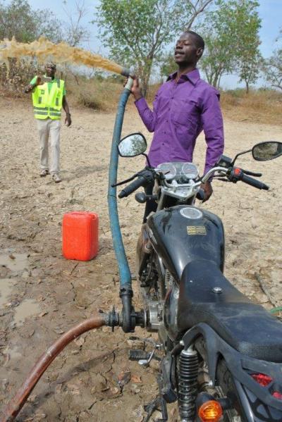 Petit dispositif de pompage monté sur le moteur d'une moto, Burkina Faso © B. Barbier, Cirad