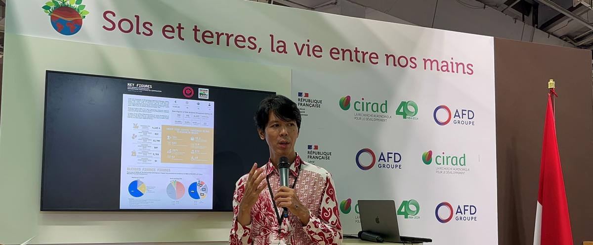 Le PDG de Coop Coffee Indonesia, Reza Fabianus, présentant le parcours de l'IG café indonésienne et discutant des schémas de financement et des scénarios d'agriculture contractuelle, sur le stand AFD-CIRAD au Salon international de l'agriculture de Paris 2024. © R. Fabianus