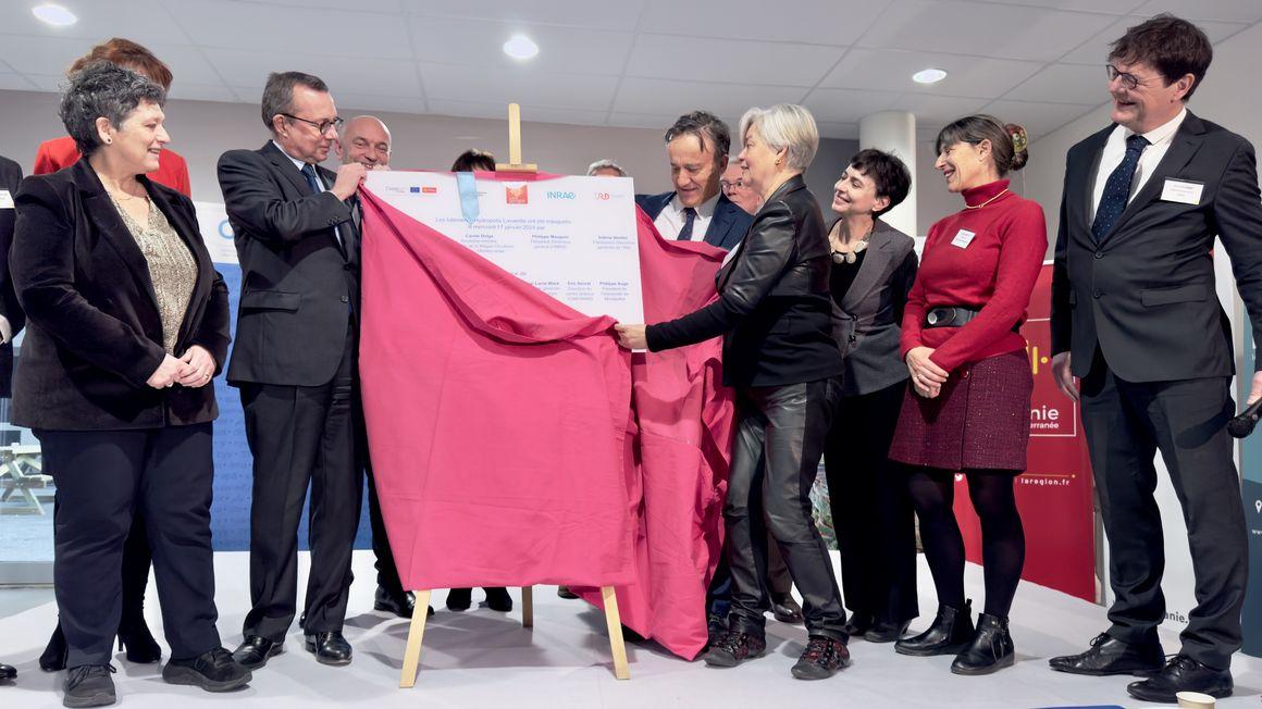 Les participants à l'inauguration d'Hydropolis dévoile la plaque. © C. Cornu, Cirad