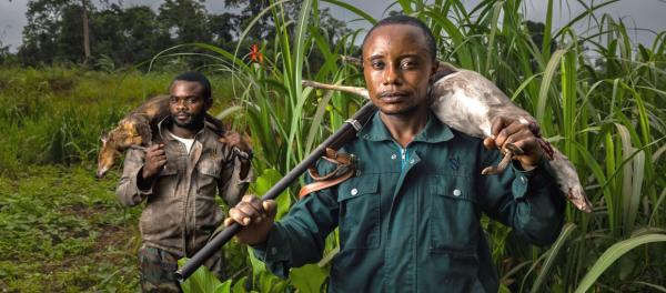 Brenteh Ngogne et Davy Lindzondzo sont des chasseurs de gibier (c) Brent Stirton