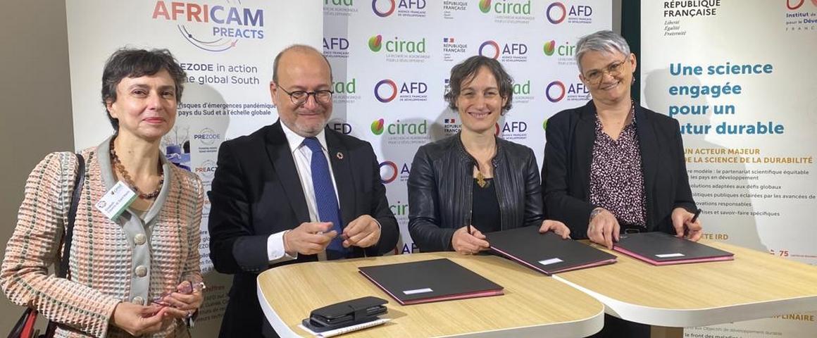 Lancement officiel du projet AfriCam à l’occasion du Salon international de l’agriculture 2023, en présence de (de gauche à droite) Elisabeth Claverie de Saint Martin, PDG du Cirad, Rémy Rioux, directeur général de l’AFD, Clélia Chevrier Kolako, directrice adjointe du développement durable au ministère de l’Europe et des affaires étrangères, et Emma Rochelle-Newall, directrice du département « Ecologie, biodiversité et fonctionnement des écosystèmes continentaux » (ECOBIO) à l’IRD © N. Kaden, Cirad