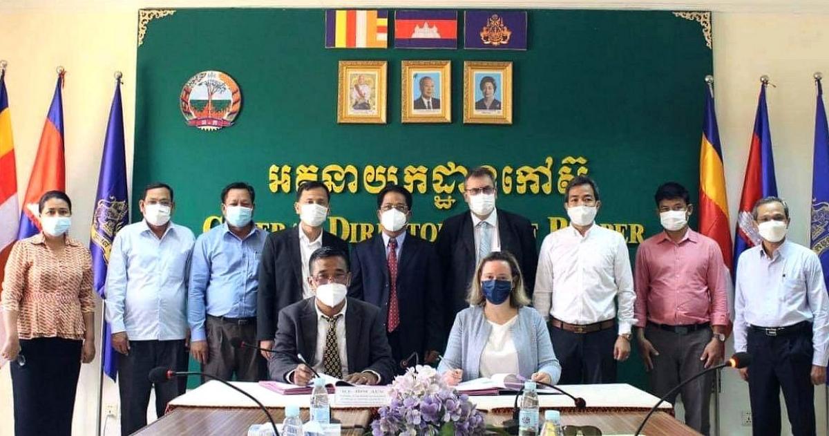 Signature du projet FORSEA, en présence de M. Khun Kakada (Directeur Général adjoint du GDR, Président du consortium des partenaires du projet FORSEA), Mme Ophélie Bourhis (Directrice de l'AFD au Cambodge), M. Lim Khan Tiva, Directeur du CRRI (Cambodian Rubber Research Institute), H.E. Him Aun, Directeur Général du GDR, Eric Gohet, chercheur au Cirad et coordinateur du projet FORSEA, M. Kou Phally (GDR), M. Muong Sideth, Chef de Pôle, Agriculture, développement rural, infrastructure, environnement à l'AFD Cambodge © GDR : General Directorate of Rubber