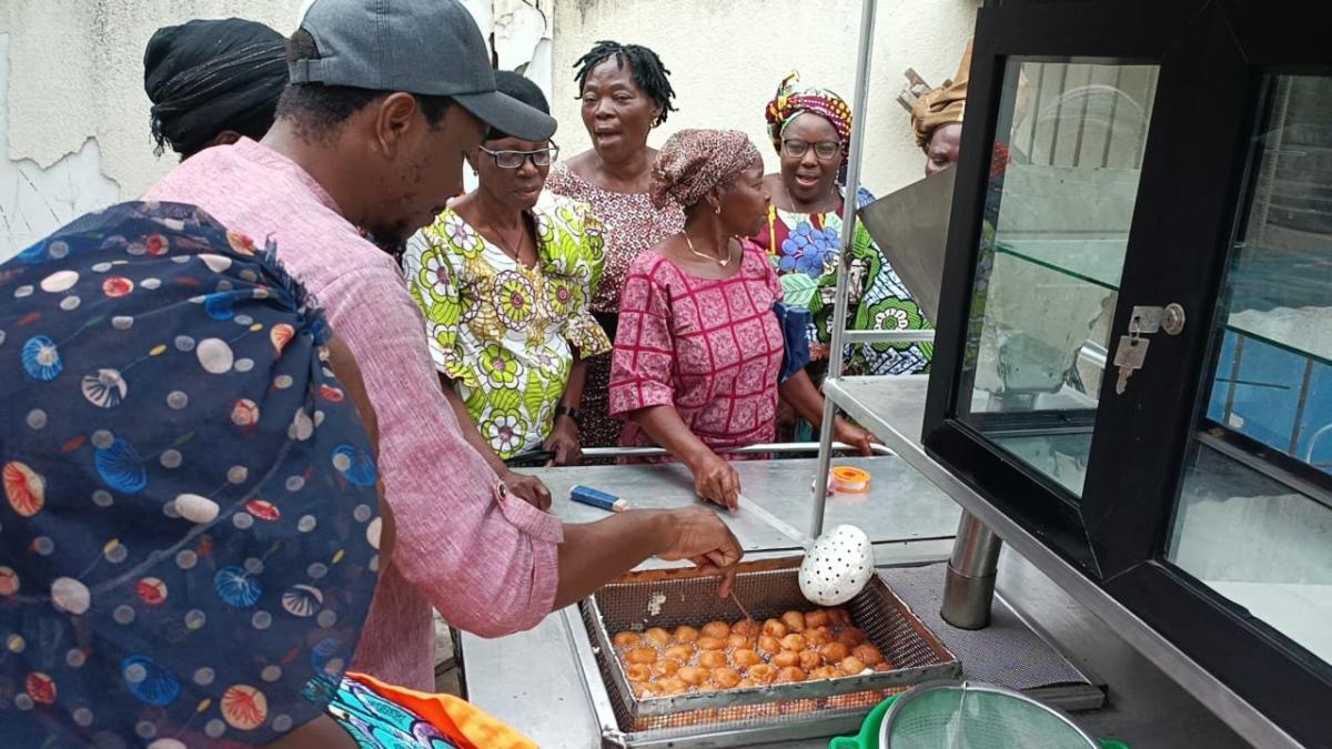 Le niébétruck est très attendu par les les artisanes transformatrices de beignets de niébé à Cotonou, au Bénin © Y. Hemery, IRD