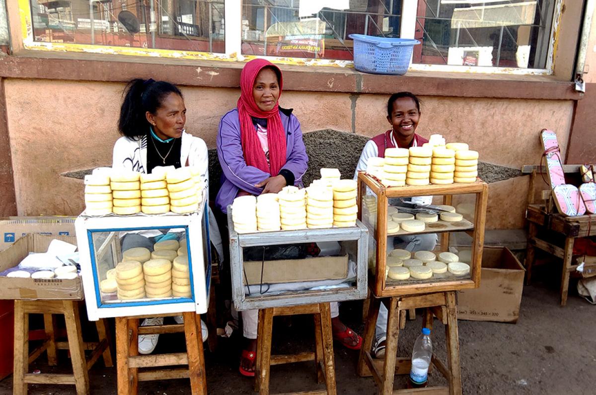 Artisan cheese, sold by the roadside, is the cheapest type of cheese in Madagascar. These sellers are in the capital, Antsirabe © Lalatiana Christian Andrianarisata