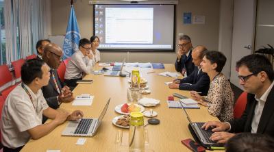 Dans les bureaux de la représentation de la FAO à Hanoï. Côté droit la délégation Cirad, de gauche à droite : François Roger, Jean-Paul Laclau, Elisabeth Claverie de Saint Martin, Sélim Louafi. © FAO