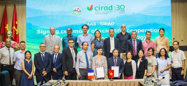 La délégation du Cirad et celle de l’Académie des sciences agronomiques du Vietnam (Vaas) lors de la signature du nouvel accord-cadre de coopération par Elisabeth Claverie de Saint Martin, PDG du Cirad et Nguyen Hong Son, président de la Vaas. © Viet Hung, Cirad